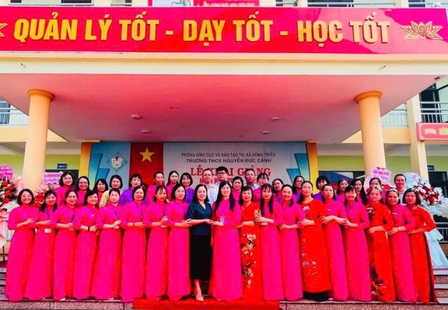 TẬP THỂ.jpg
