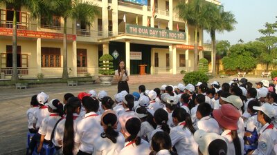 Cô Giáo Trần Thị Thắm - Hiệu trưởng nhà trường xuống giáo lưu với học sinh: