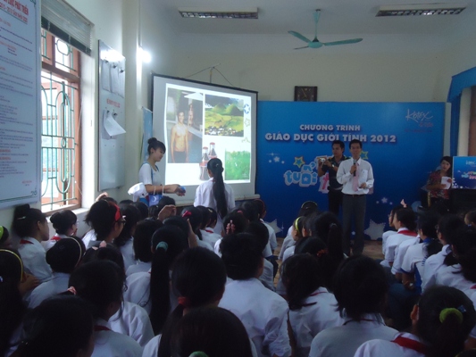 Các em học sinh tham gia chương trình " ứng xử tuổi teen"