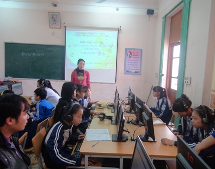 Cô Đặng Mai Quế nhóm trưởng bộ môn tiếng Anh hướng dẫn học sinh thể lệ thi